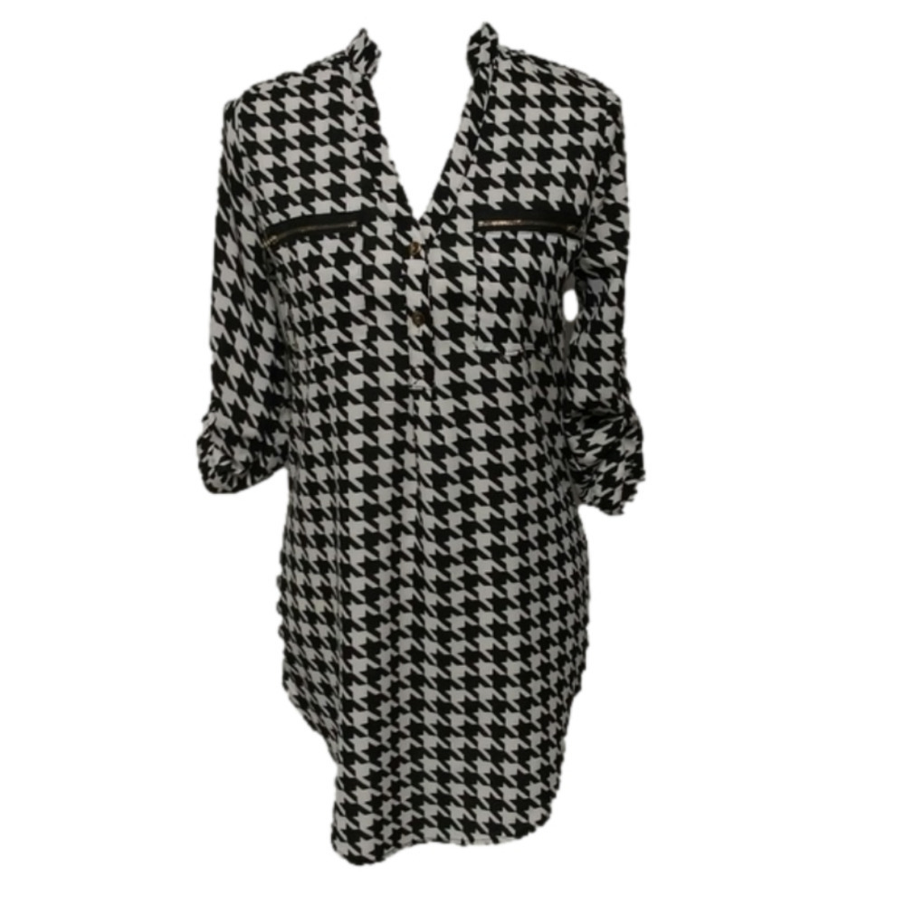 Hot Miami Styles Black White Houndstooth Pattern V-Neck Two Button Tunic Top